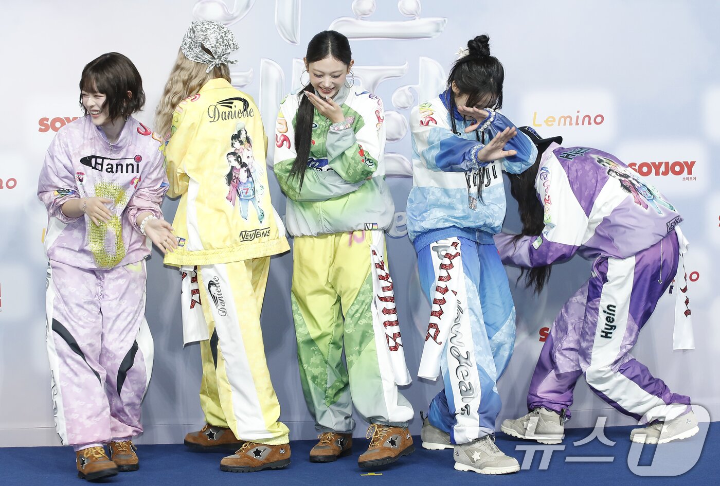 본문 이미지 - 뉴진스 하니&#40;왼쪽부터&#41;과 다니엘, 해린, 민지, 혜인이 21일 오후 인천광역시 중구 인스파이어 아레나에서 열린 ‘2024 SBS 가요대전 서머’ 블루카펫 행사에서 당당 포즈 뒤 수줍은 미소를 짓고 있다. ⓒ News1 권현진 기자