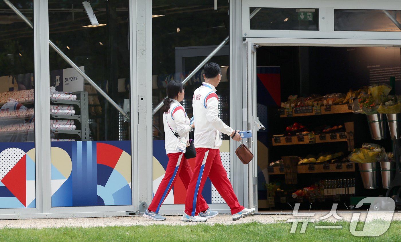 본문 이미지 - 21일 오후(한국시간) 프랑스 파리 생드니에 위치한 올림픽 선수촌에서 팀닥터와 관계자가 까르푸에서 필요한 물건을 구입 후 숙소로 향하고 있다. 2024.7.21/뉴스1 ⓒ News1 박정호 기자