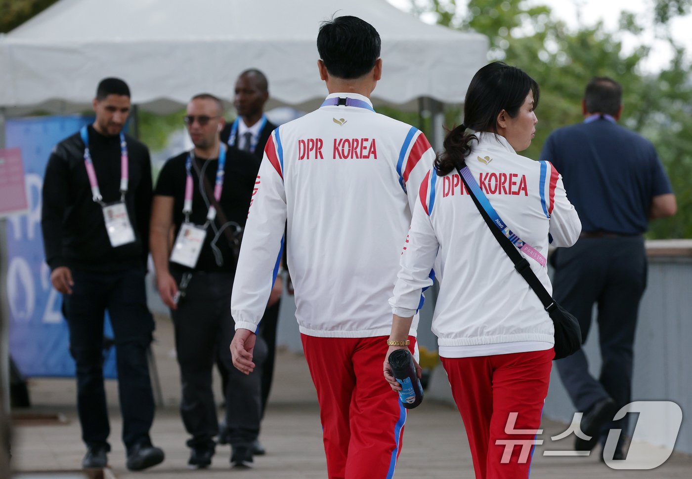 본문 이미지 - 21일 오후(한국시간) 프랑스 파리 생드니에 위치한 올림픽 선수촌에서 팀닥터와 관계자가 까르푸에서 필요한 물건을 구입 후 숙소로 향하고 있다. 2024.7.21/뉴스1 ⓒ News1 박정호 기자
