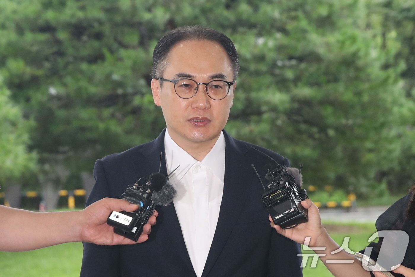 본문 이미지 - 이원석 검찰총장이 22일 오전 서울 서초구 대검찰청으로 출근하며 취재진 질문에 답하고 있다.  2024.7.22/뉴스1 ⓒ News1 임세영 기자