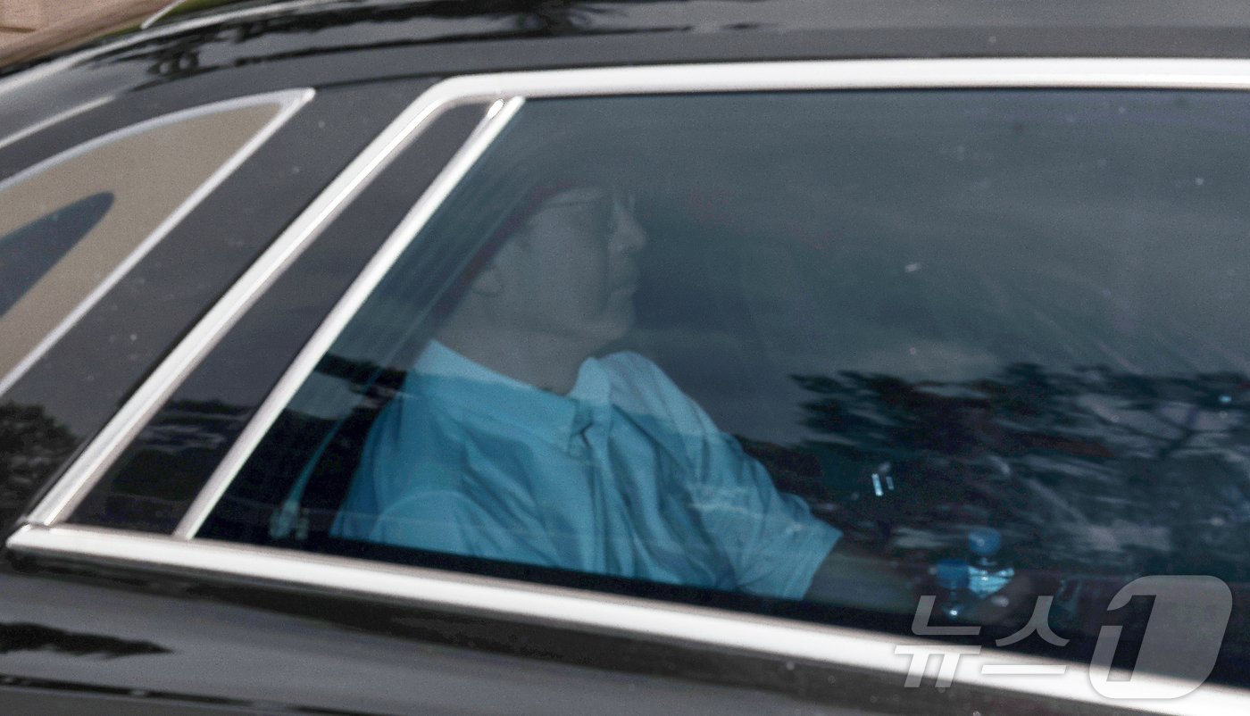 본문 이미지 - '도이치모터스 주가조작 의혹'과 '디올백 수수 의혹' 사건으로 윤석열 대통령의 부인 김건희 여사의 수사를 지시한 이창수 서울중앙지검 검사장이 22일 오전 서울 서초구 서초동 서울중앙지방검찰청으로 출근하고 있다.  서울중앙지검은 지난 20일 윤석열 대통령의 부인 김건희 여사를 '제3의 장소'에서 대면 조사한다는 사실을 조사가 끝나가는 시점에야 이원석 검찰총장에게 사후 보고한 것으로 확인되면서 '총장 패싱' 논란이 불거지고 있다. 2024.7.22/뉴스1 ⓒ News1 김성진 기자