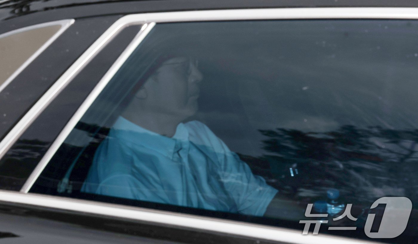 본문 이미지 - '도이치모터스 주가조작 의혹'과 '디올백 수수 의혹' 사건으로 윤석열 대통령의 부인 김건희 여사의 수사를 지시한 이창수 서울중앙지검 검사장이 22일 오전 서울 서초구 서초동 서울중앙지방검찰청으로 출근하고 있다.  2024.7.22/뉴스1 ⓒ News1 김성진 기자
