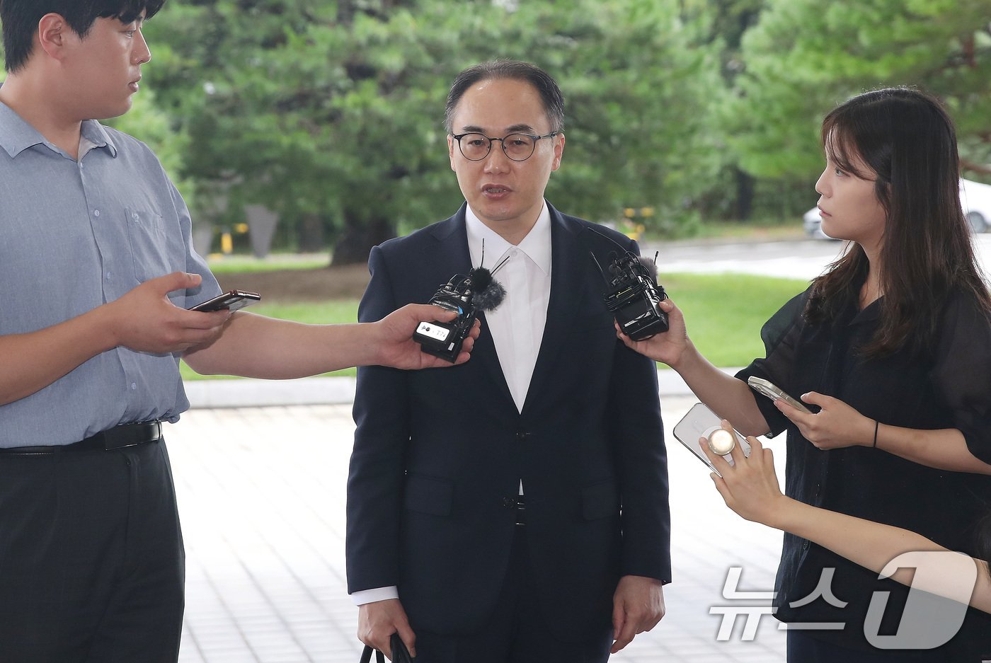 본문 이미지 - 이원석 검찰총장이 22일 오전 서울 서초구 대검찰청으로 출근하며 취재진의 질문에 답하고 있다. 2024.7.22/뉴스1 ⓒ News1 임세영 기자