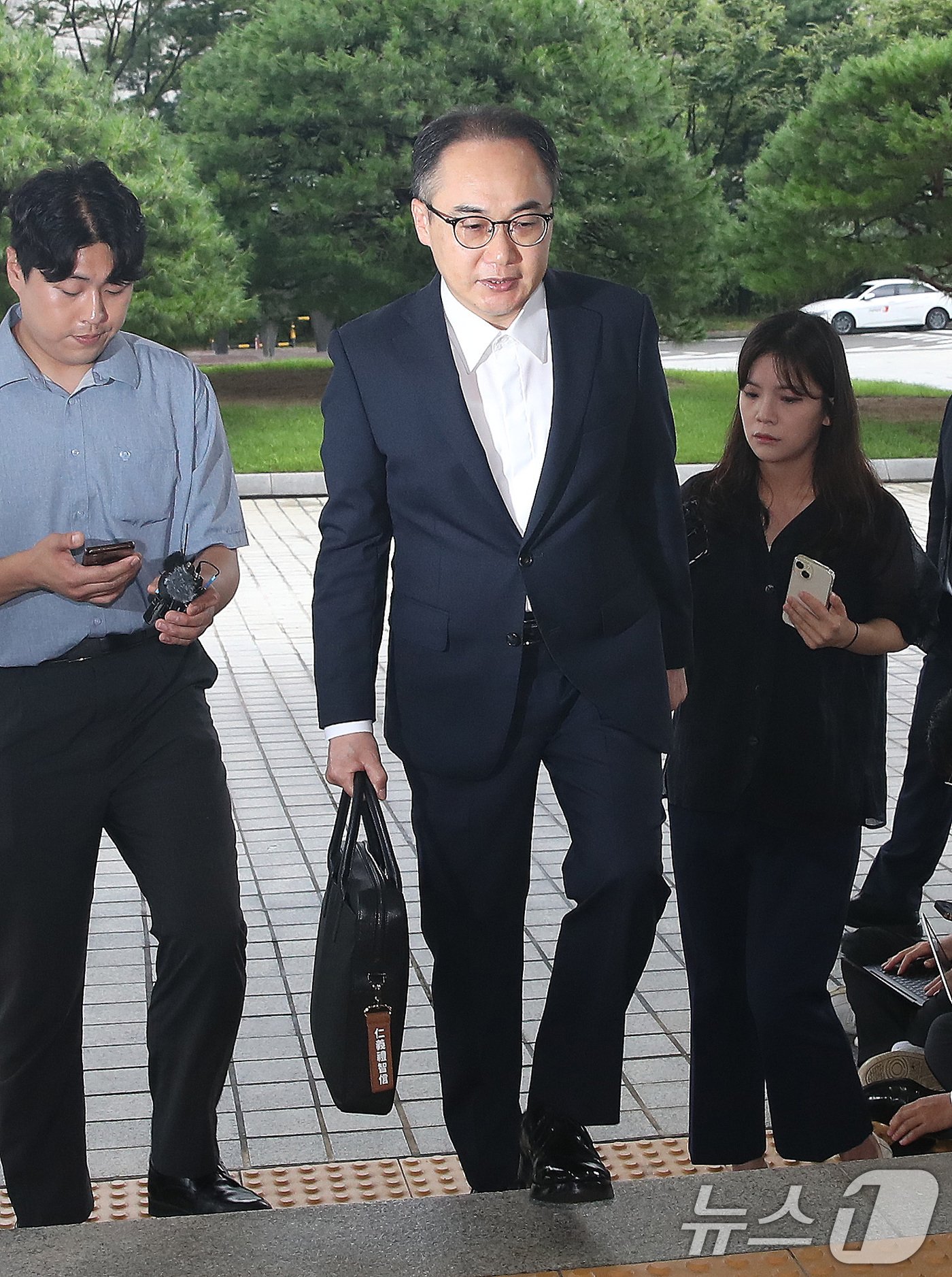 본문 이미지 - 이원석 검찰총장이 22일 오전 서울 서초구 대검찰청으로 출근하고 있다.2024.7.22/뉴스1 ⓒ News1 임세영 기자