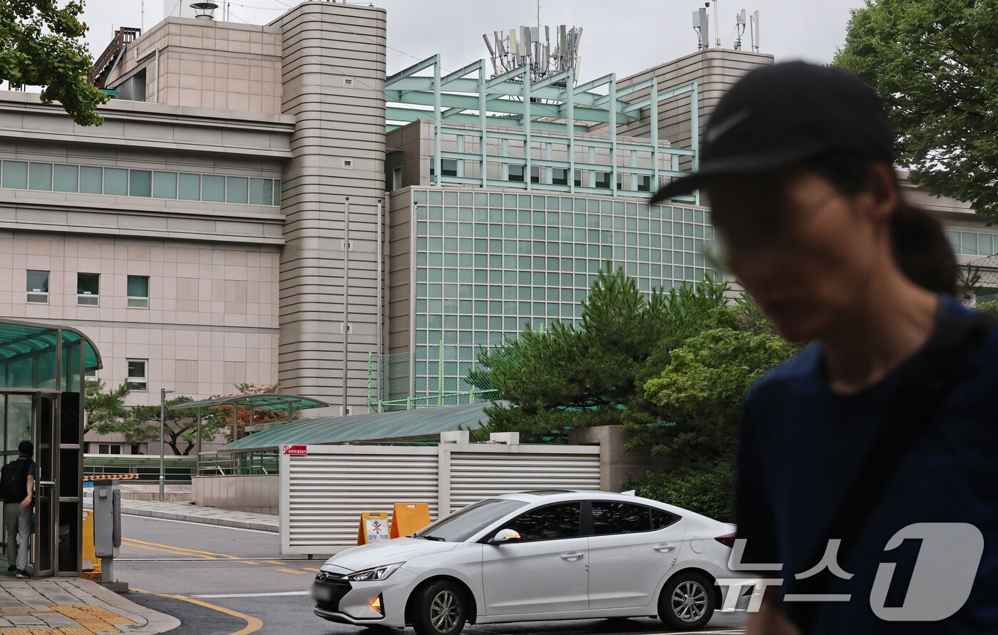 본문 이미지 - 22일 오전 서울 종로구에 위치한 대통령경호처 부속청사 앞으로 시민이 지나가고 있다. 서울중앙지검은 지난 20일 이곳에서 김건희 여사를 비공개 대면 조사한 것으로 알려졌다. . 2024.7.22/뉴스1 ⓒ News1 장수영 기자