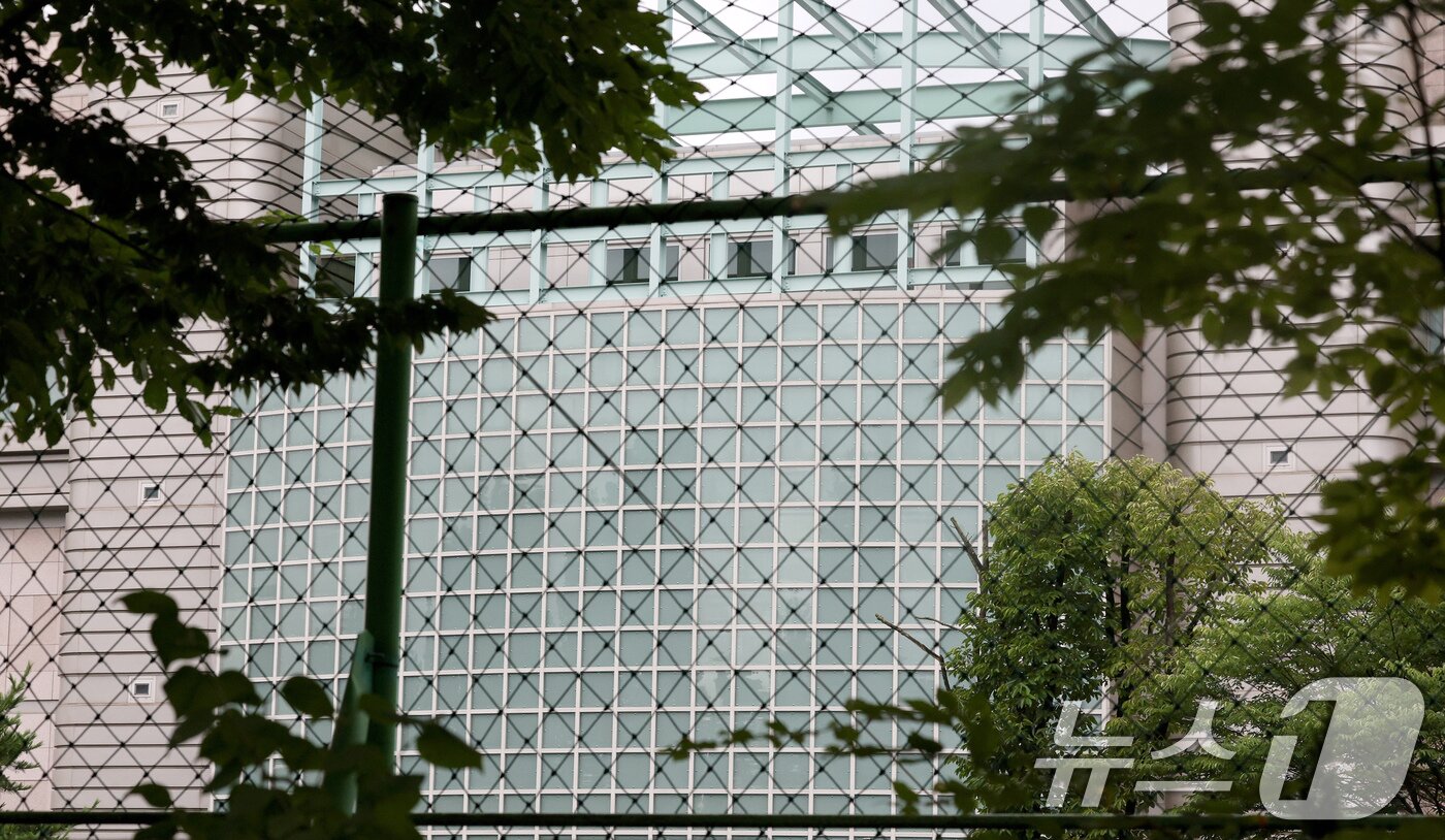 본문 이미지 - 22일 오전 서울 종로구에 위치한 대통령경호처 부속청사의 모습. 서울중앙지검은 지난 20일 이곳에서 김건희 여사를 비공개 대면 조사한 것으로 알려졌다. 2024.7.22/뉴스1 ⓒ News1 장수영 기자