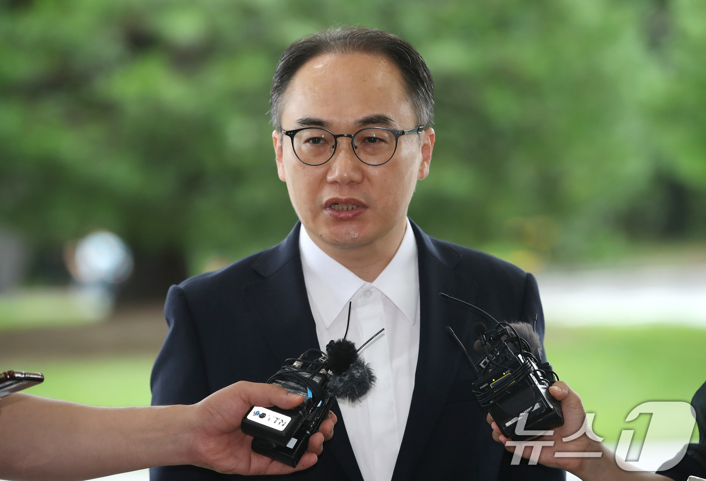 (서울=뉴스1) 임세영 기자 = 이원석 검찰총장이 22일 오전 서울 서초구 대검찰청으로 출근하며 취재진 질문에 답하고 있다.서울중앙지검이 지난 20일 윤석열 대통령의 부인 김건희 …