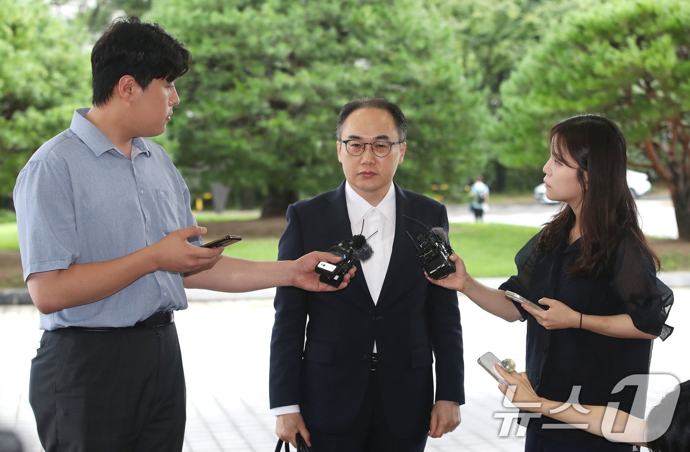 본문 이미지 - 이원석 검찰총장이 22일 오전 서울 서초구 대검찰청으로 출근하며 취재진 질문에 답하고 있다. 2024.7.22/뉴스1 ⓒ News1 임세영 기자