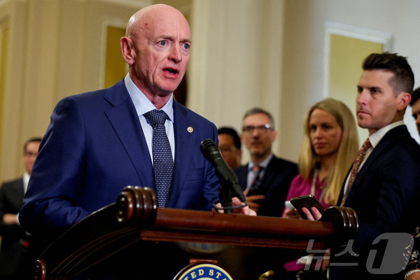 본문 이미지 - 마크 켈리 미국 상원의원(애리조나)이 지난 4월 워싱턴DC 국회의사당에서 열린 주간 상원의원 오찬 이후 취재진과 만나 이야기하는 모습. 2024.04.09. ⓒ 로이터=뉴스1 ⓒ News1 김성식 기자