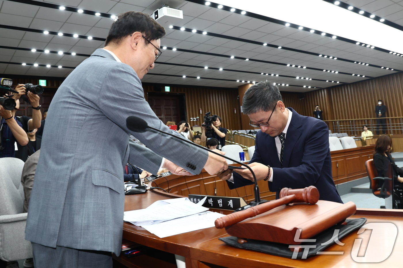 노경필 대법관 후보자가 22일 오전 서울 여의도 국회에서 열린 인사청문회에서 박범계 인사청문특별위원회 위원장에게 선서문을 제출하고 있다. 2024.7.22/뉴스1 ⓒ News1 김민지 기자