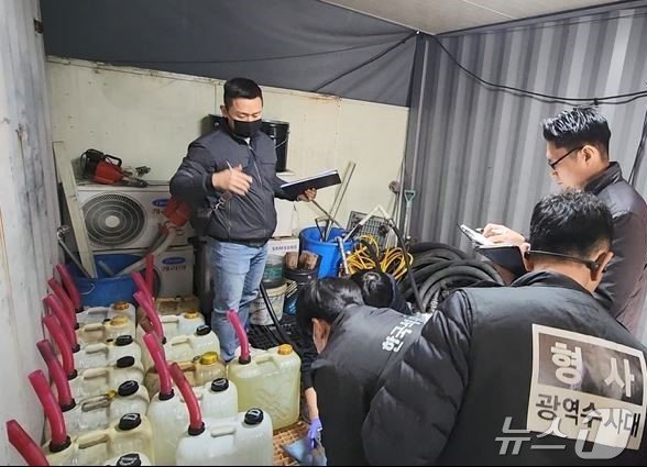 본문 이미지 - A 씨 등이 빼돌린 기름.(인천경찰청 제공)2024.7.22/뉴스1