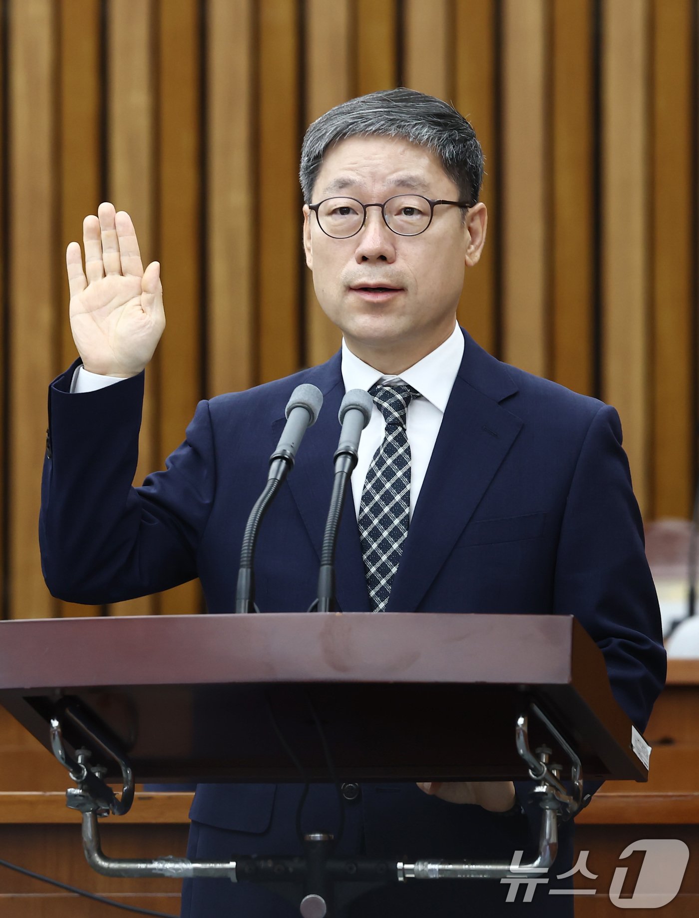 노경필 대법관 후보자가 22일 오전 서울 여의도 국회에서 열린 인사청문회에서 선서하고 있다. 2024.7.22/뉴스1 ⓒ News1 김민지 기자