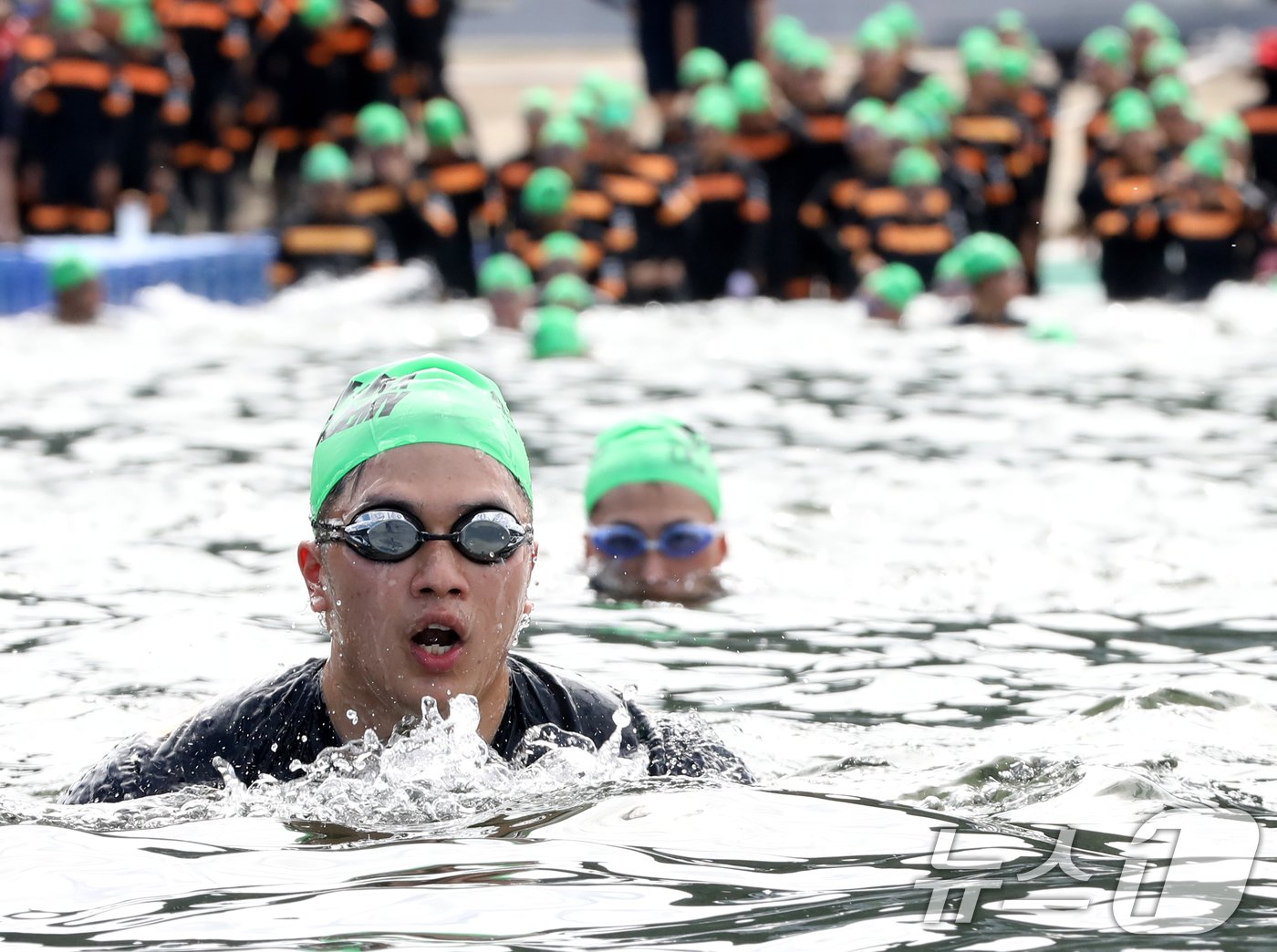 절기상 대서인 22일 오전 해군사관학교 생도들이 경남 창원시 진해구 해군사관학교 옥포만 해상훈련장에서 전투 수영 훈련을 하고 있다. 2024.7.22/뉴스1 ⓒ News1 윤일지 기자