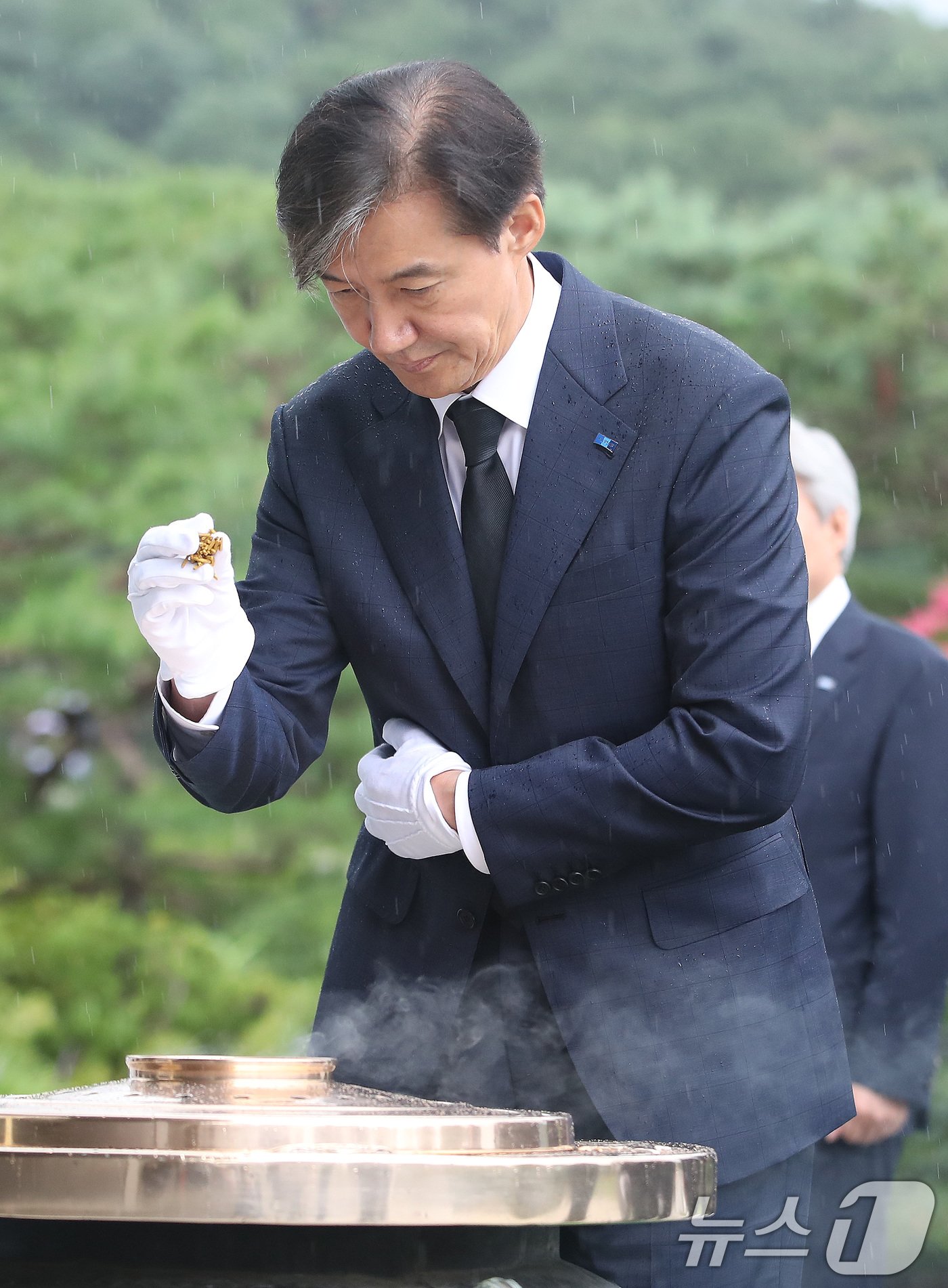 본문 이미지 - 조국 조국혁신당 대표가 22일 오전 서울 동작구 국립서울현충원을 참배하고 있다. 2024.7.22/뉴스1 ⓒ News1 임세영 기자