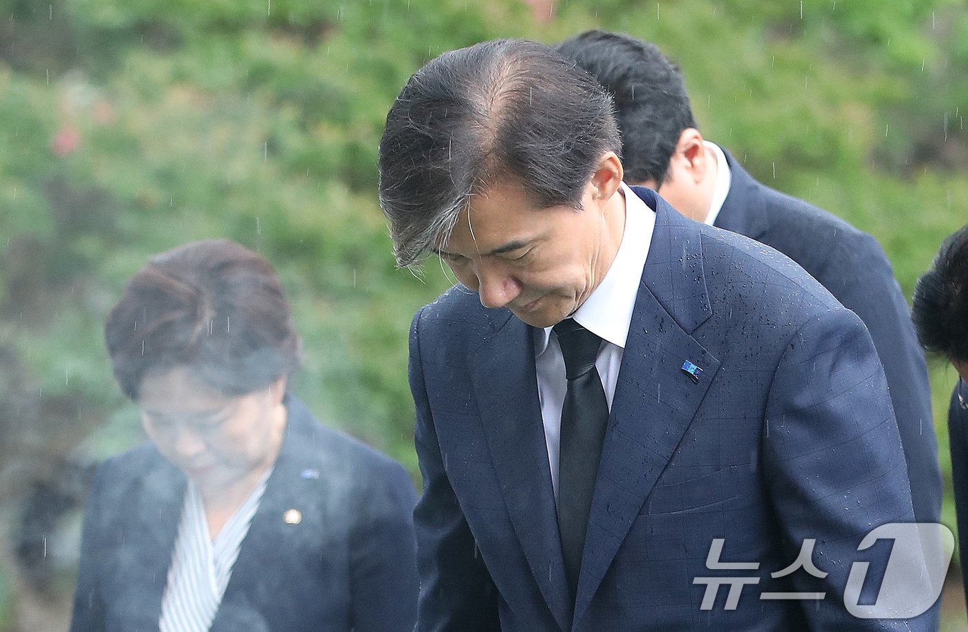 본문 이미지 - 조국 조국혁신당 대표가 22일 오전 서울 동작구 국립서울현충원을 참배하고 있다.  2024.7.22/뉴스1 ⓒ News1 임세영 기자