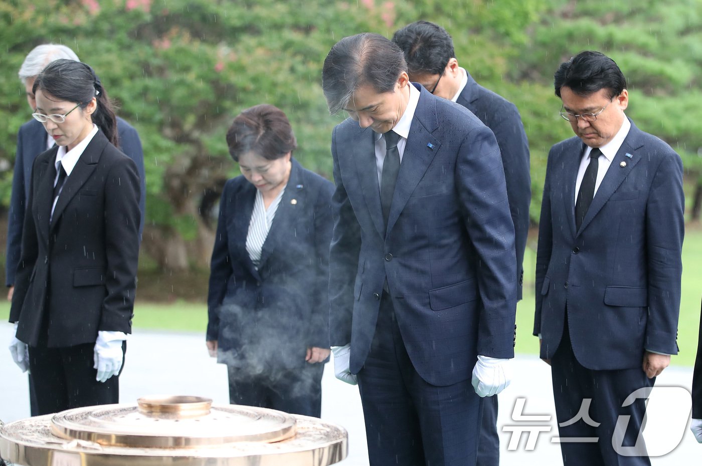 본문 이미지 - 조국 조국혁신당 대표를 비롯한 당지도부가 22일 오전 서울 동작구 국립서울현충원을 참배하고 있다. 2024.7.22/뉴스1 ⓒ News1 임세영 기자
