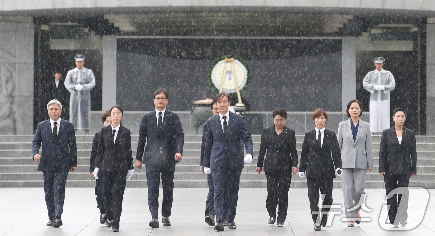 조국 조국혁신당 대표가 22일 오전 서울 동작구 국립서울현충원에서 신임 지도부와 함께 참배한 뒤 이동하고 있다. 2024.7.22/뉴스1 ⓒ News1 임세영 기자