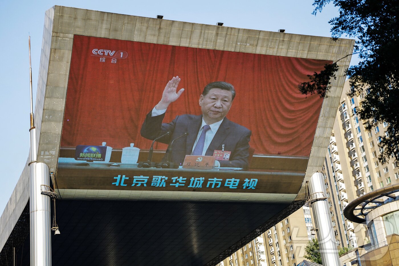 본문 이미지 - 18일 중국 베이징 시내에 설치된 대형 스크린에 공산당 제20기 중앙위원회 제3차 전체회의(3중전회)에 참석한 시진핑 국가주석 관련 뉴스가 나오고 있다(자료사진) 2024.07.18 ⓒ 로이터=뉴스1 ⓒ News1 정은지 특파원