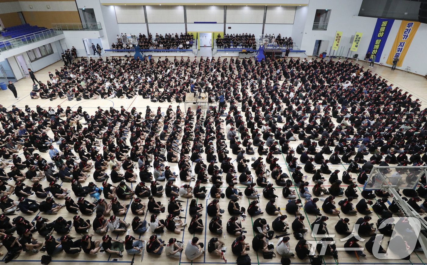 전국삼성전자노동조합 조합원들이 22일 오전 경기 용인시 기흥구 삼성세미콘스포렉스에서 열린 총파업 승리궐기대회에서 구호를 외치고 있다. 2024.7.22/뉴스1 ⓒ News1 김영운 기자