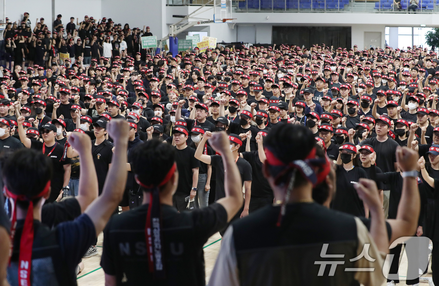 (용인=뉴스1) 김영운 기자 = 전국삼성전자노동조합 조합원들이 22일 오전 경기 용인시 기흥구 삼성세미콘스포렉스에서 열린 총파업 승리궐기대회에서 구호를 외치고 있다. 2024.7. …