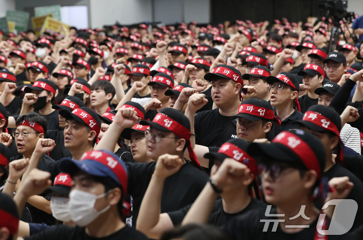 (용인=뉴스1) 김영운 기자 = 전국삼성전자노동조합 조합원들이 22일 오전 경기 용인시 기흥구 삼성세미콘스포렉스에서 열린 총파업 승리궐기대회에서 구호를 외치고 있다. 2024.7. …