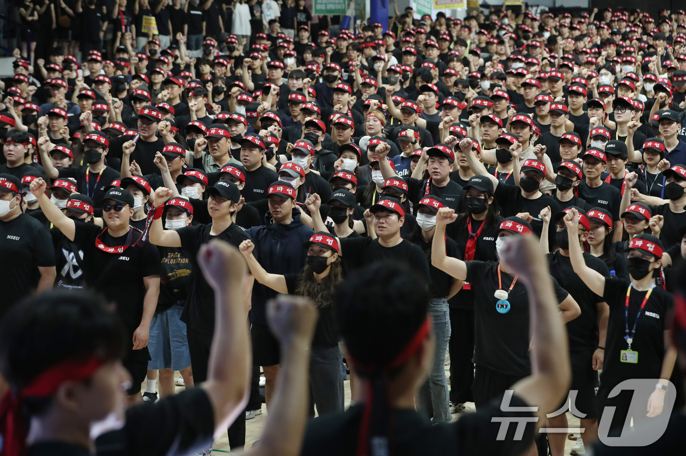 (용인=뉴스1) 김영운 기자 = 전국삼성전자노동조합 조합원들이 22일 오전 경기 용인시 기흥구 삼성세미콘스포렉스에서 열린 총파업 승리궐기대회에서 구호를 외치고 있다. 2024.7. …