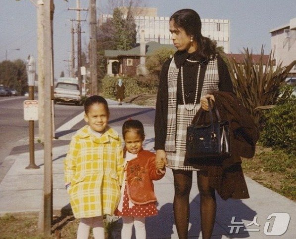 본문 이미지 - 해리스(맨 왼쪽)의 동생과 엄마. - 해리스 인스타 갈무리