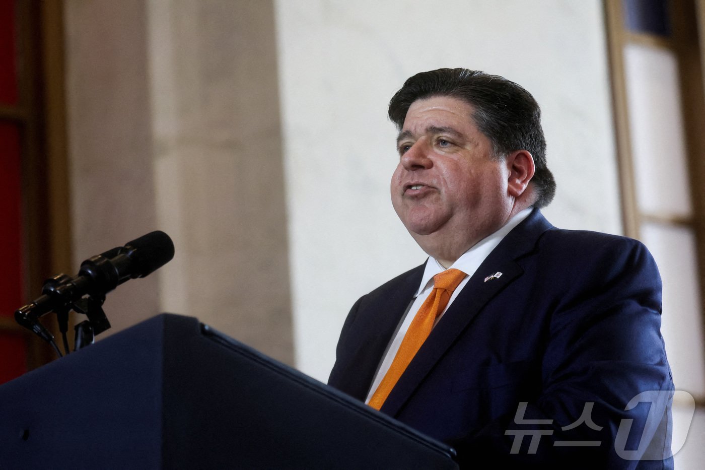 본문 이미지 - JB 프리츠커 미국 일리노이 주지사가 지난해 6월 일리노이주 시카고의 주지사 집무실에서 조 바이든 행정부의 경제 정책과 관련해 연설하는 모습. 2023.06.28. ⓒ 로이터=뉴스1 ⓒ News1 김성식 기자