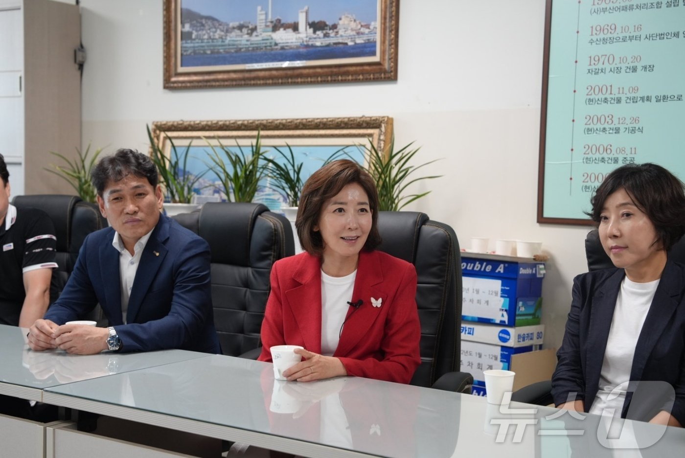 나경원 국민의힘 당 대표 후보가 22일 부산 자갈치시장을 찾아 상인들과 간담회를 하고 있다.2024.7.22.손연우 기자