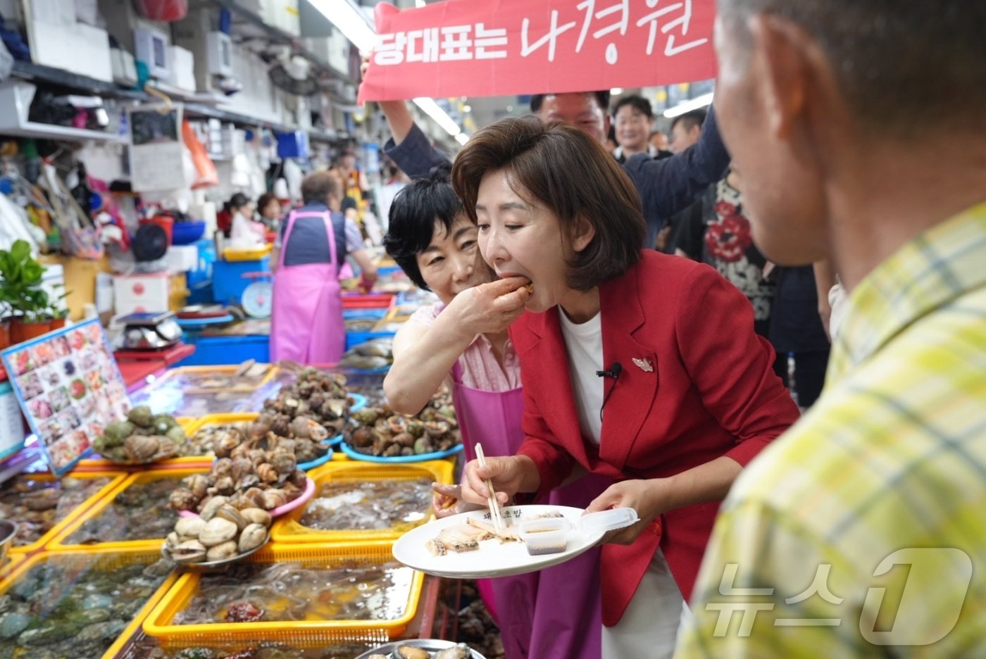 나경원 국민의힘 당 대표 후보가 22일 오전 부산 자갈치시장을 찾아 해산물을 시식하고 있다.2024.7.22.손연우 기자