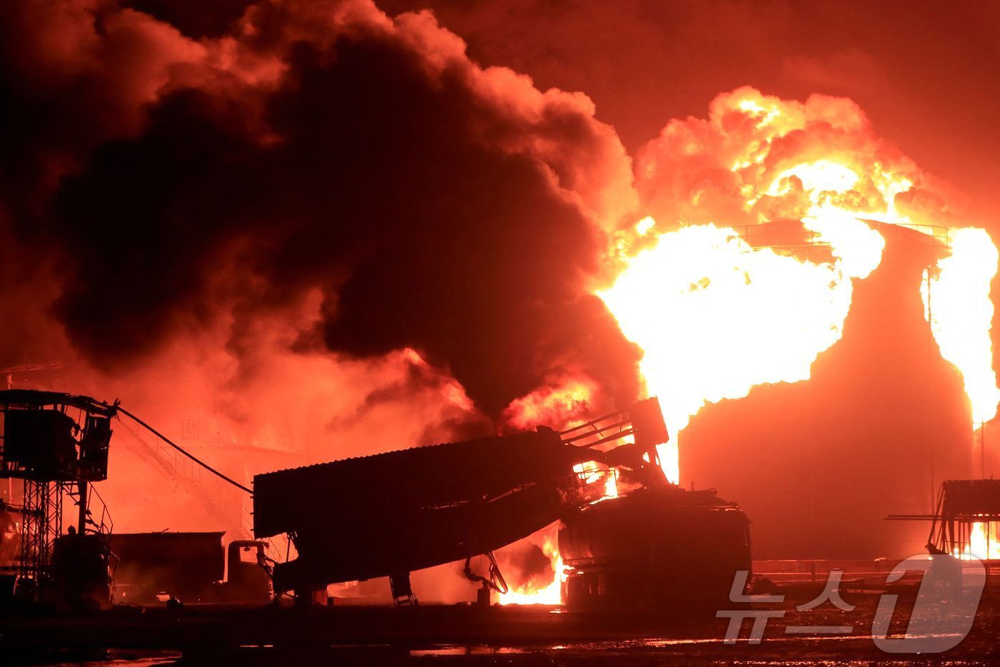 본문 이미지 - 20일(현지시간) 예멘의 후티반군이 통치하는 호데이다항의 원유 저장고가 이스라엘 군의 포격을 받아 불길에 휩싸인 모습이 보인다. 2024.07.20. ⓒ AFP=뉴스1 ⓒ News1 우동명 기자