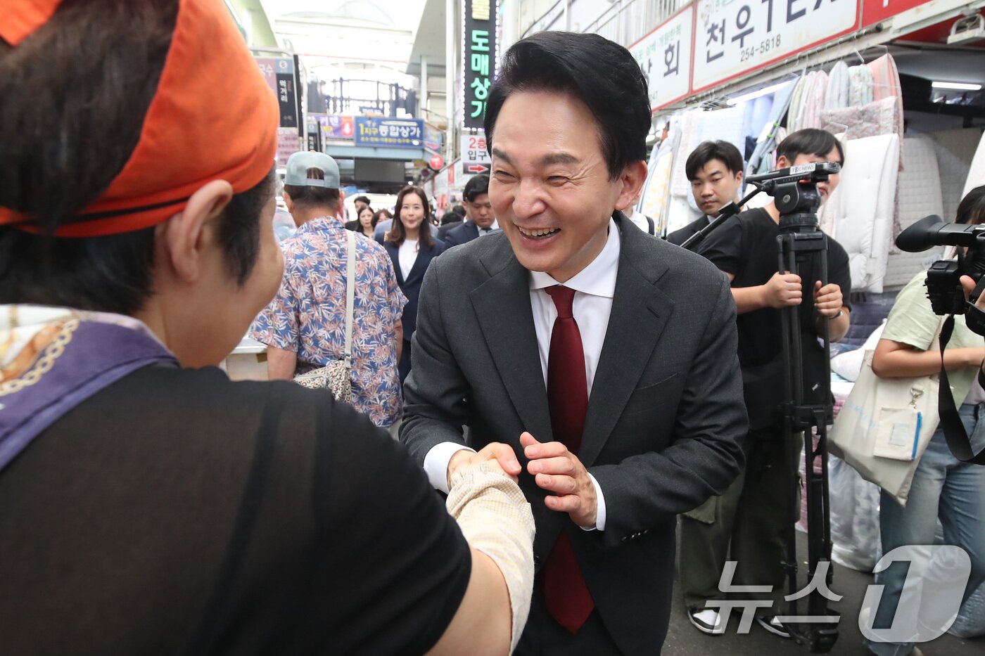 본문 이미지 - 원희룡 국민의힘 당대표 후보가 전당대회를 하루 앞둔 22일 오후 대구 중구 서문시장을 찾아 상인과 인사 나누고 있다. 2024.7.22/뉴스1 ⓒ News1 공정식 기자