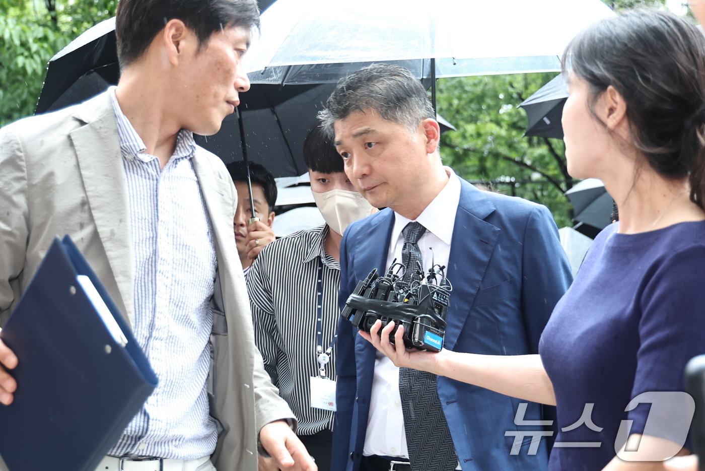 본문 이미지 - SM엔터테인먼트 시세조종 의혹을 받는 김범수 카카오 경영쇄신위원장이 22일 오후 서울 양천구 서울남부지방법원에서 구속 전 피의자심문(영장실질심사)을 받기 위해 출석하고 있다.  2024.7.22/뉴스1 ⓒ News1 구윤성 기자