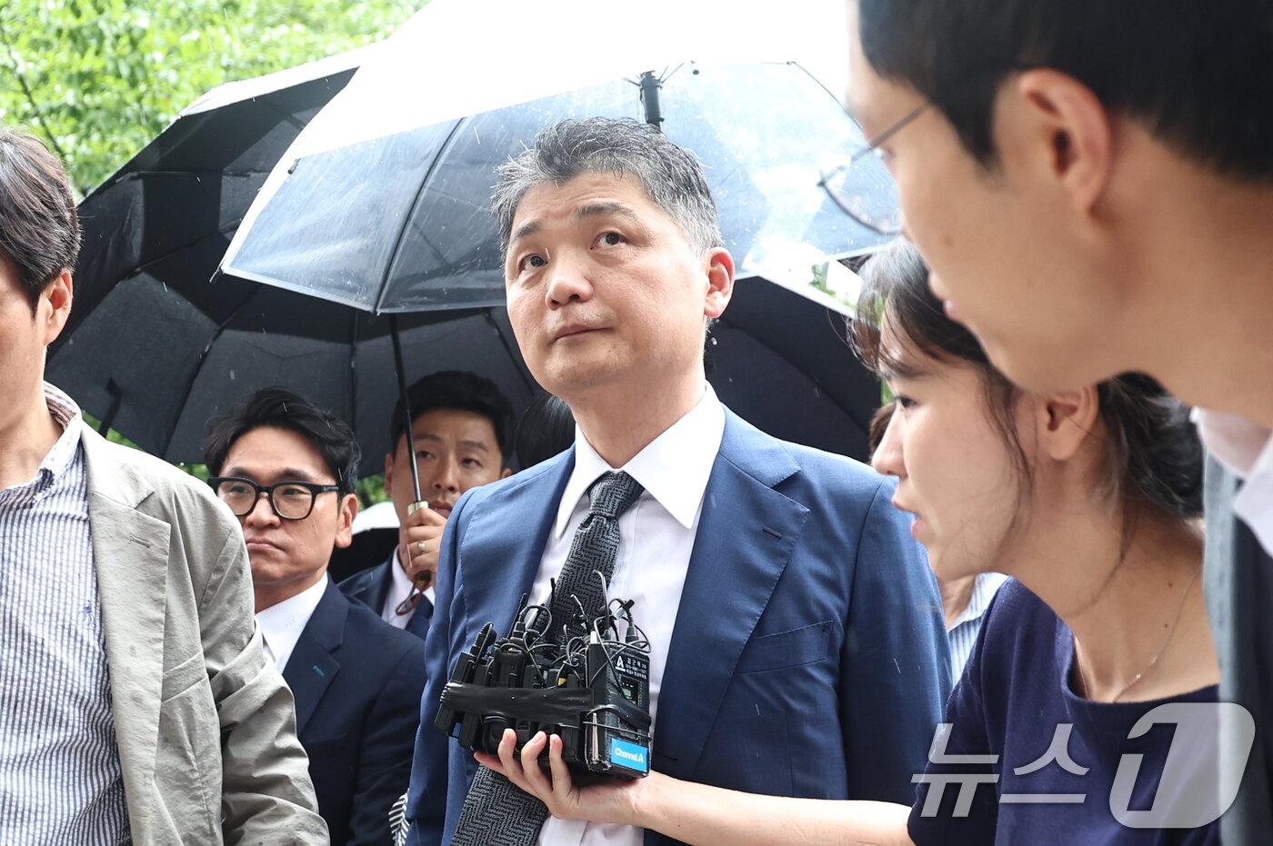 SM엔터테인먼트 시세조종 의혹을 받는 김범수 카카오 경영쇄신위원장이 22일 오후 서울 양천구 서울남부지방법원에서 구속 전 피의자심문&#40;영장실질심사&#41;을 받기 위해 출석하고 있다. 2024.7.22/뉴스1 ⓒ News1 구윤성 기자