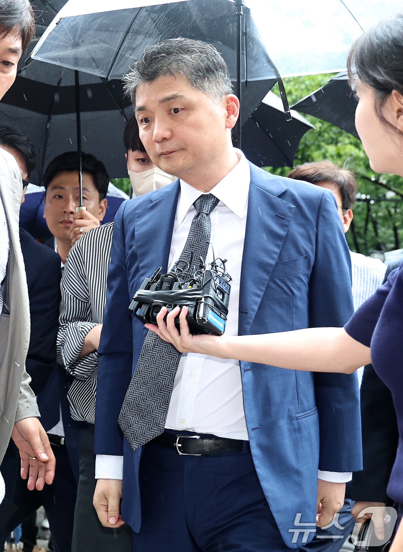 본문 이미지 - SM엔터테인먼트 시세조종 의혹을 받는 김범수 카카오 경영쇄신위원장이 22일 오후 서울 양천구 서울남부지방법원에서 구속 전 피의자심문(영장실질심사)을 받기 위해 출석하고 있다.  2024.7.22/뉴스1 ⓒ News1 구윤성 기자
