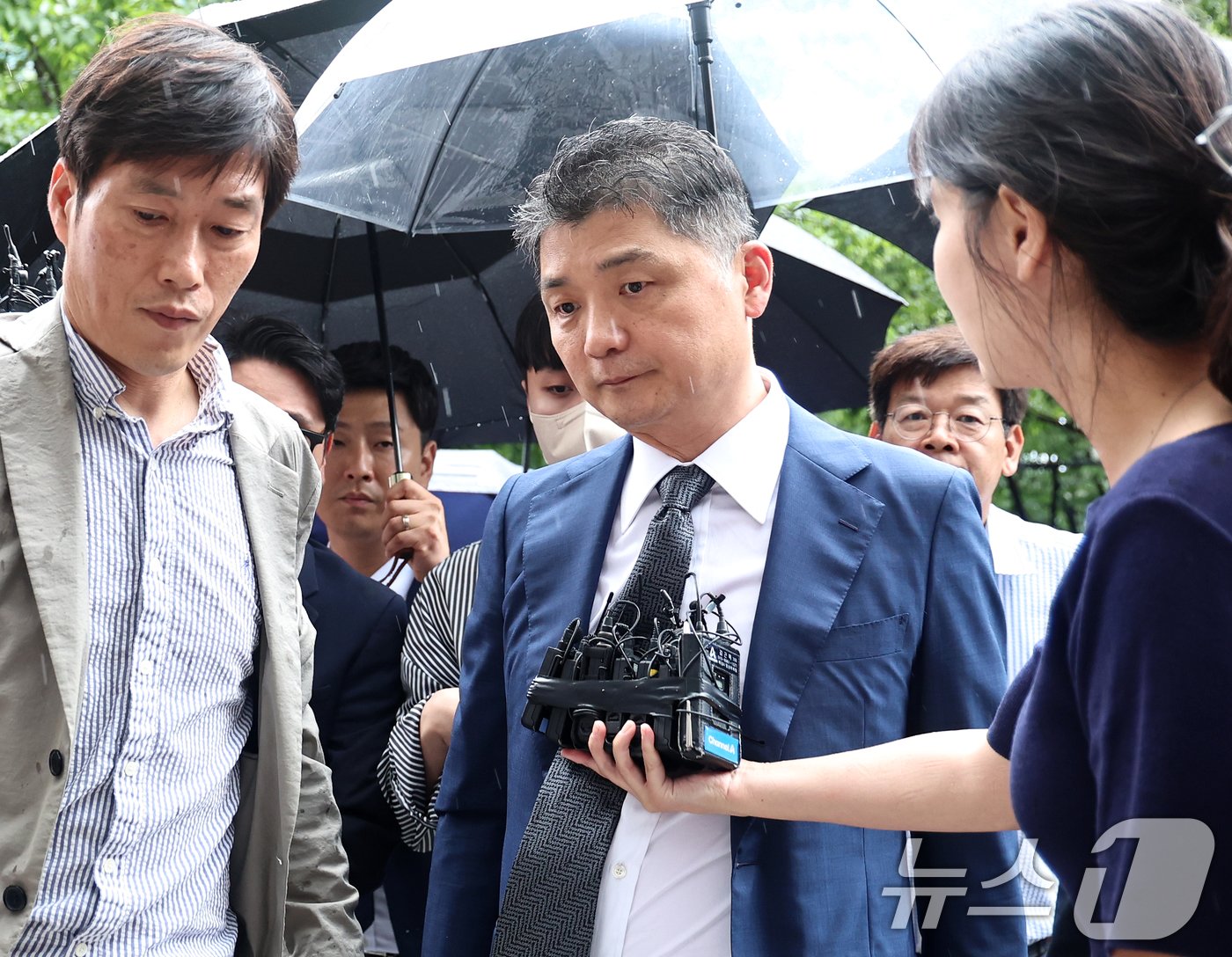 본문 이미지 - SM엔터테인먼트 시세조종 의혹을 받는 김범수 카카오 경영쇄신위원장이 22일 오후 서울 양천구 서울남부지방법원에서 구속 전 피의자심문(영장실질심사)을 받기 위해 출석하고 있다. 2024.7.22/뉴스1 ⓒ News1 구윤성 기자