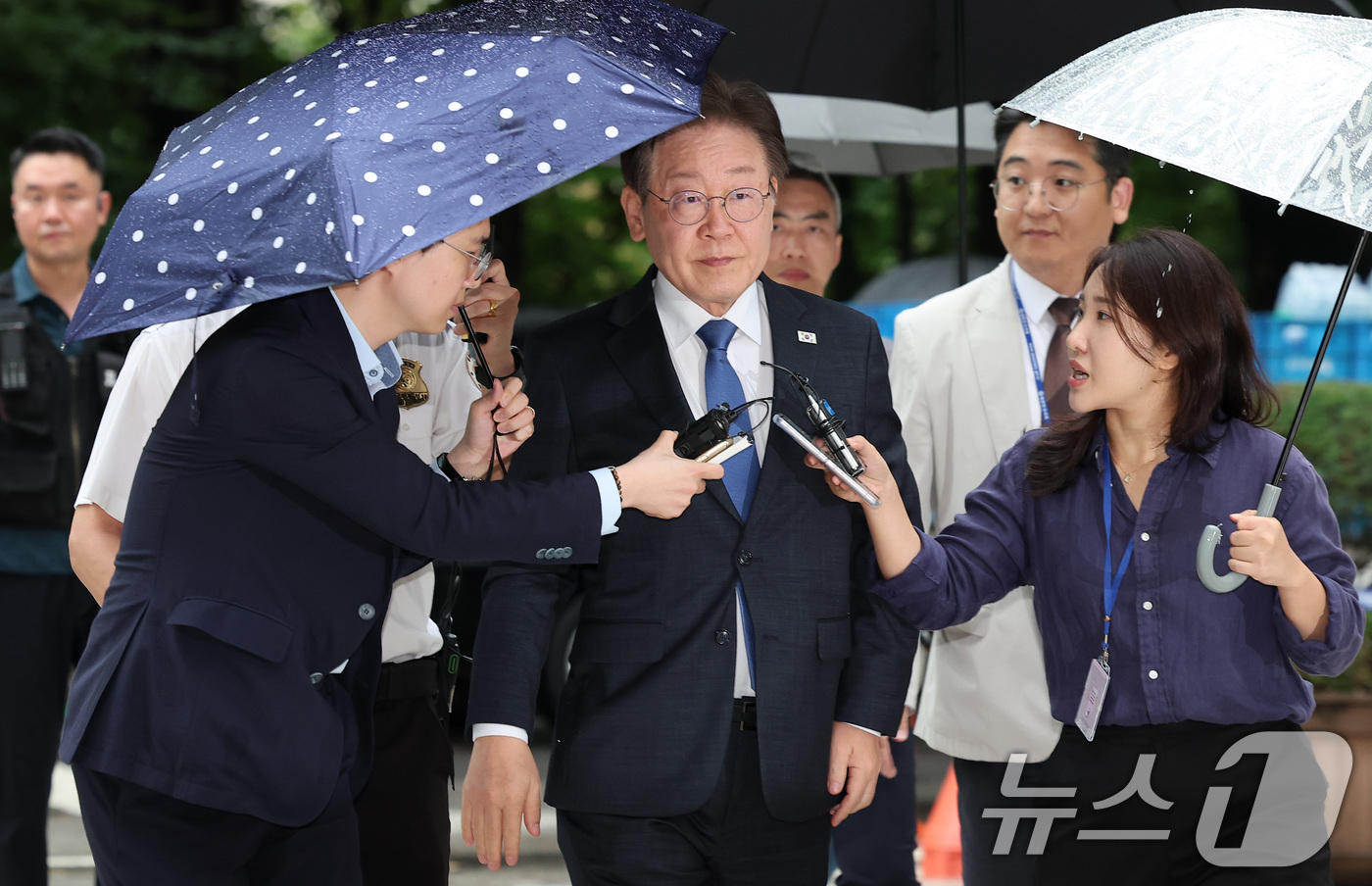(서울=뉴스1) 김성진 기자 = 이재명 더불어민주당 전 대표가 22일 오후 서울 서초구 서울중앙지방법원에서 열린 '위증교사' 관련 공판에 출석하고 있다. 2024.7.22/뉴스1