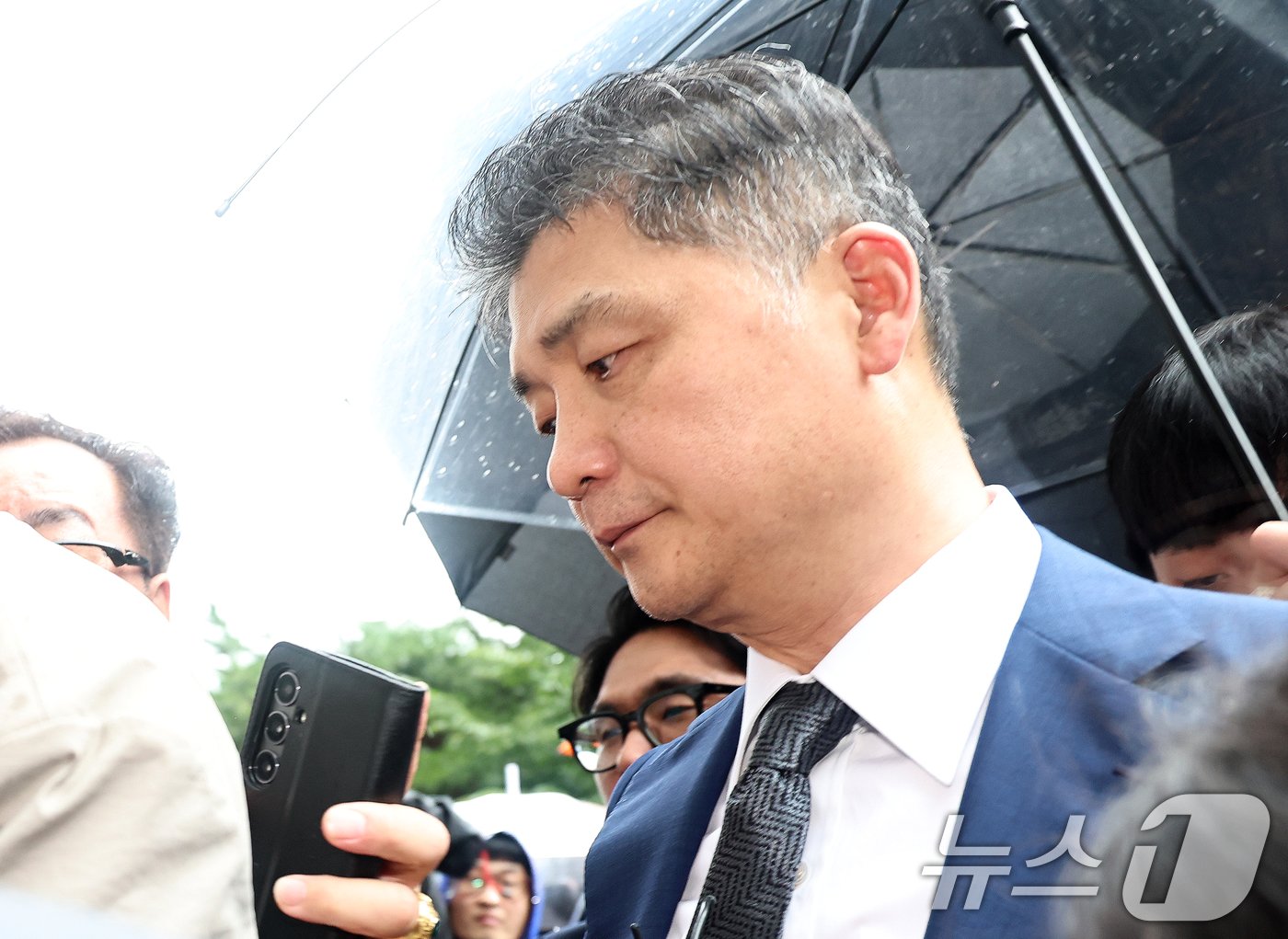 본문 이미지 - SM엔터테인먼트 시세조종 의혹을 받는 김범수 카카오 경영쇄신위원장이 22일 오후 서울 양천구 서울남부지방법원에서 구속 전 피의자심문(영장실질심사)을 받기 위해 출석하고 있다.  2024.7.22/뉴스1 ⓒ News1 구윤성 기자