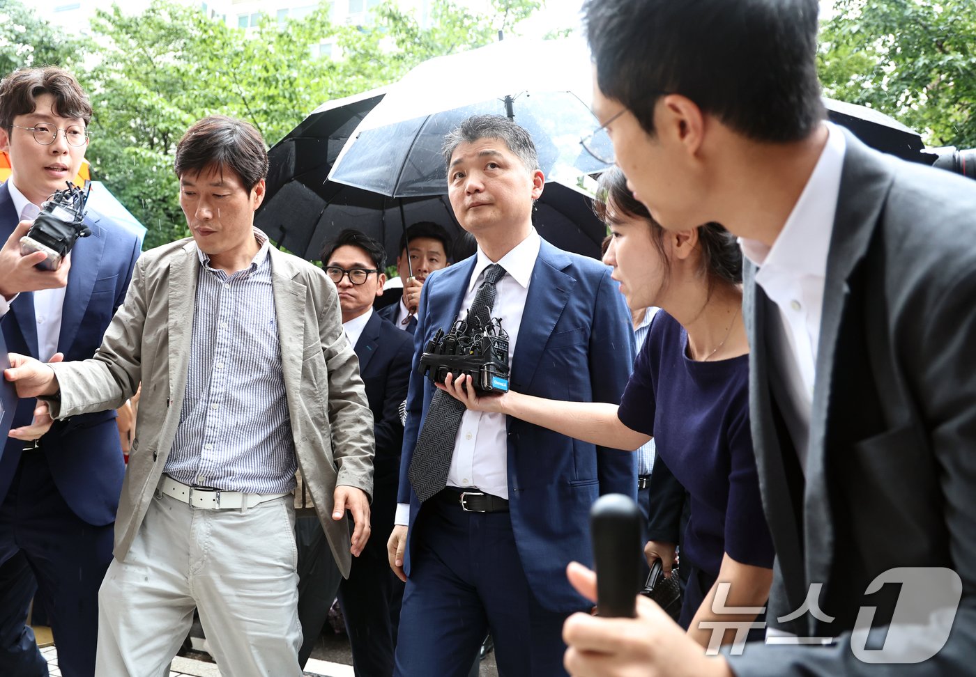 본문 이미지 - SM엔터테인먼트 시세조종 의혹을 받는 김범수 카카오 경영쇄신위원장이 22일 오후 서울 양천구 서울남부지방법원에서 구속 전 피의자심문(영장실질심사)을 받기 위해 출석하고 있다.  2024.7.22/뉴스1 ⓒ News1 구윤성 기자