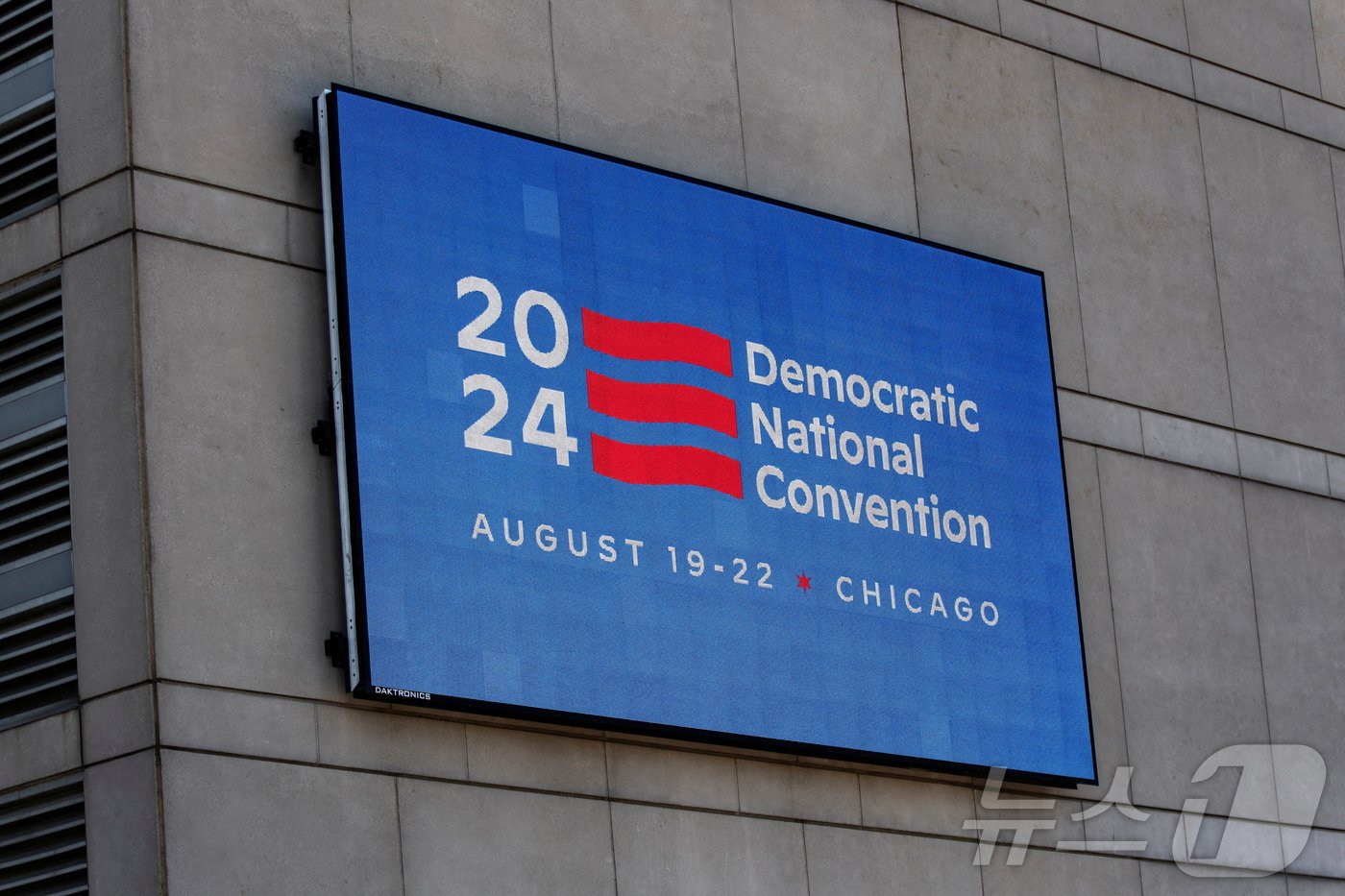 본문 이미지 - 미국 일리노이주 시카고에서 오는 8월 19일 민주당 전당대회가 개최될 예정인 가운데 지난 5월 전당대회 장소인 시카고 유나이티드 센터 외벽에 민주당 로고와 일정이 표시된 모습. 2024.05.22. ⓒ 로이터=뉴스1 ⓒ News1 김성식 기자