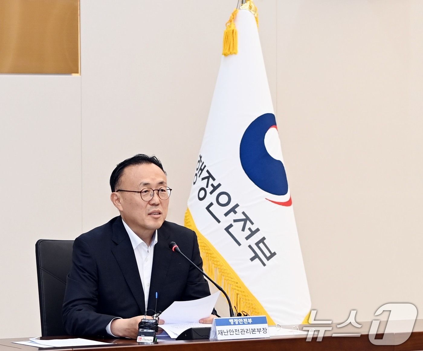 (서울=뉴스1) = 이한경 행정안전부 재난안전관리본부장이 22일 정부세종청사 중앙동 대회의실에서 열린 '전지 공장 화재 재발방지 대책 마련 TF 2차' 회의에서 인사말을 하고 있다 …