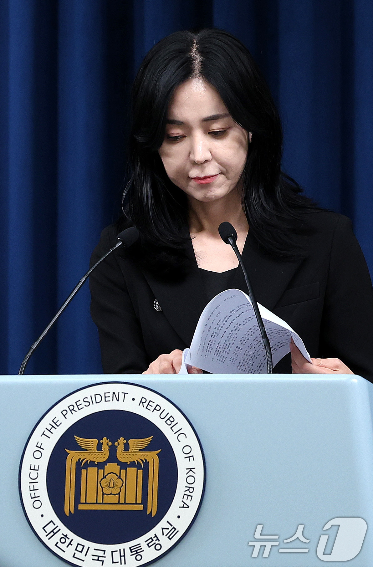 (서울=뉴스1) 박지혜 기자 = 정혜전 대통령실 대변인이 22일 오후 서울 용산구 대통령실 청사 브리핑룸에서 현안 관련 브리핑을 마친 뒤 자료를 살펴보고 있다. 2024.7.22/ …