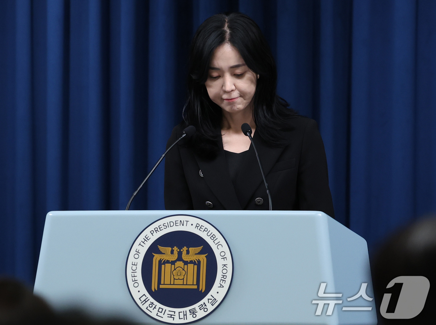 (서울=뉴스1) 박지혜 기자 = 정혜전 대통령실 대변인이 22일 오후 서울 용산구 대통령실 청사 브리핑룸에서 현안 브리핑을 마친 뒤 자료를 살펴보고 있다. 2024.7.22/뉴스1 …