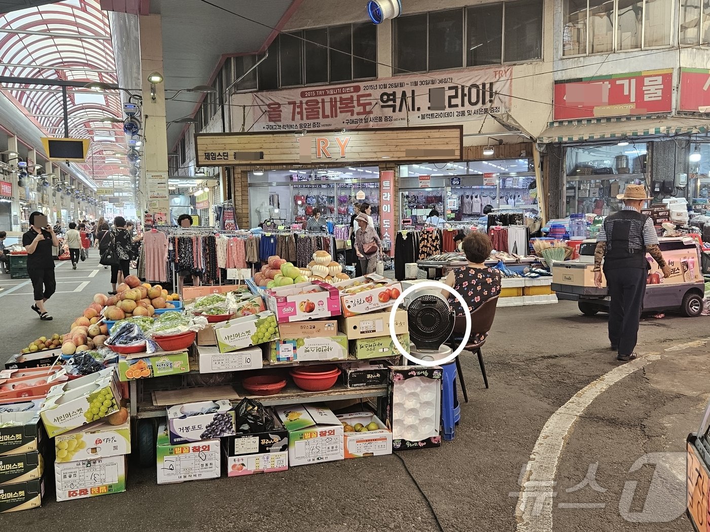  절기상 더위가 가장 심하다는 대서&#40;大暑&#41;인 22일 청주 육거리시장에서 한 노점상이 휴대용 선풍기를 틀고 영업하고있다.2024.7.22/뉴스1 이재규 기자 