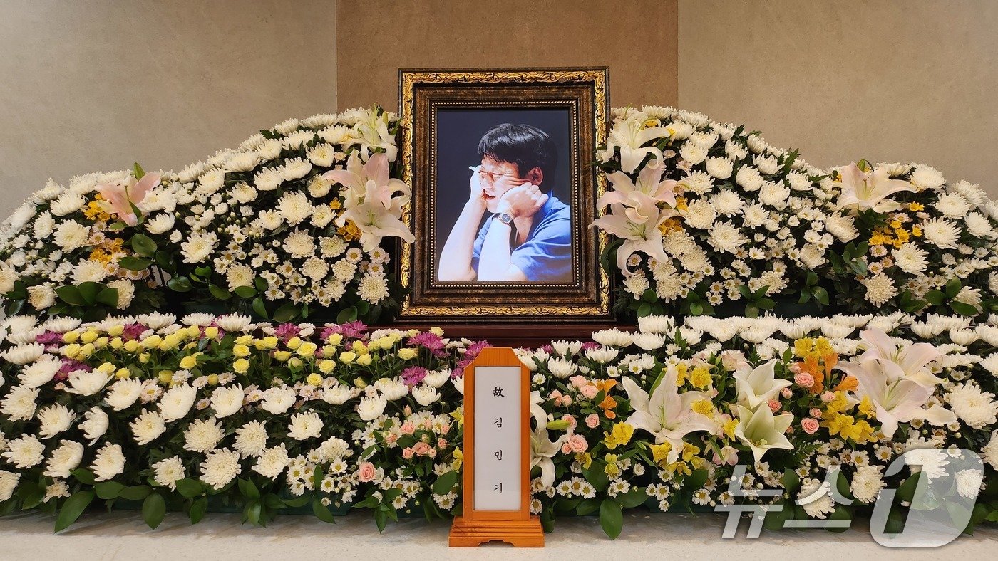 본문 이미지 - 30여년간 대학로 소극장 '학전'을 운영해 온 가수 고(故) 김민기의 빈소가 22일 서울 종로구 서울대학교병원 장례식장에 마련됐다. (학전 제공) 2024.7.22/뉴스1