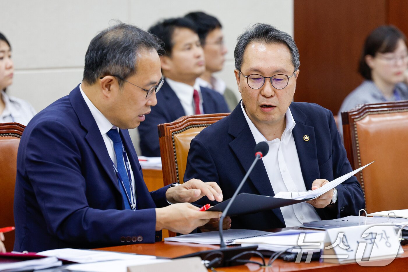 본문 이미지 - 박민수 보건복지부 제2차관(오른쪽)이 22일 오후 서울 여의도 국회에서 간호법 논의를 위해 열린 보건복지위원회 법안심사제1소위원회에 출석해 관계자들과 대화하고 있다. 2024.7.22/뉴스1 ⓒ News1 안은나 기자