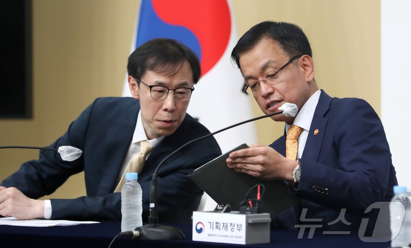 본문 이미지 - 최상목 경제부총리 겸 기획재정부 장관(오른쪽)이 지난 22일 세종시 정부세종청사에서 2024년 세법개정안 사전 브리핑 뒤 취재진의 질문에 답하며 정정훈 세재실장과 이야기를 나누고 있다.ⓒ News1 김기남 기자