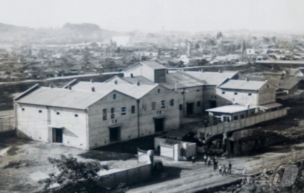 본문 이미지 - 1960년대 배합사료공장인 삼성사료 전경&#40;출처 한국사료협회 50년사&#41; ⓒ 뉴스1