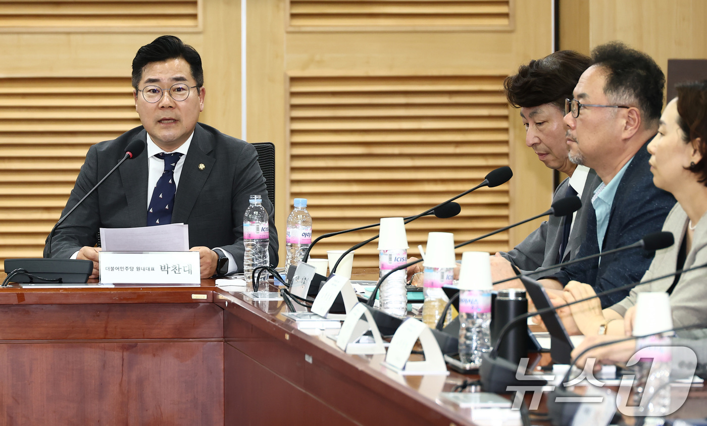 (서울=뉴스1) 김민지 기자 = 박찬대 더불어민주당 당대표 직무대행 겸 원내대표가 22일 서울 여의도 국회 의원회관에서 열린 윤석열 정부의 공영방송파괴 긴급 세미나에서 인사말을 하 …