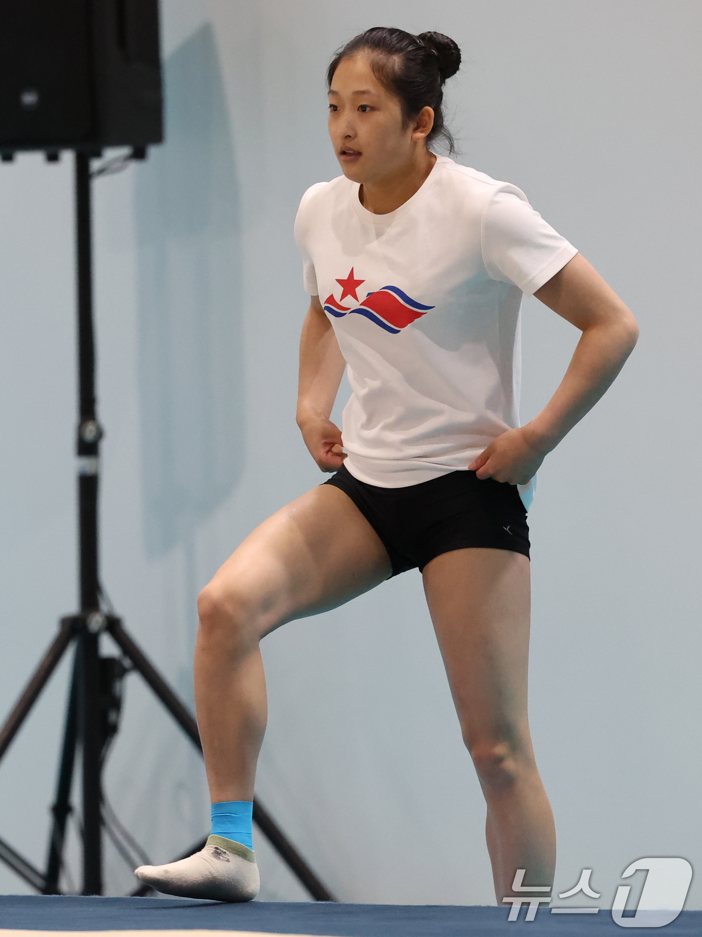 (파리(프랑스)=뉴스1) 박정호 기자 = 2024 파리올림픽에 참가하는 북한 체조 간판 안창옥이 22일 오후(한국시간) 프랑스 파리 르 부르제 국제방송센터 내 체조 훈련장에서 몸을 …